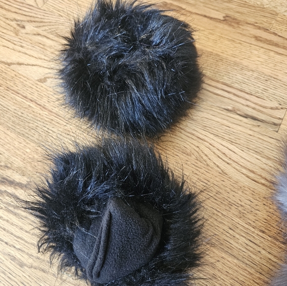 Faux fur wrist cuffs - Picture 5 of 6